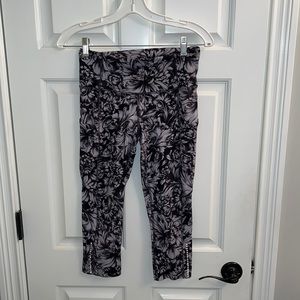 Lululemon size 6 capri leggings